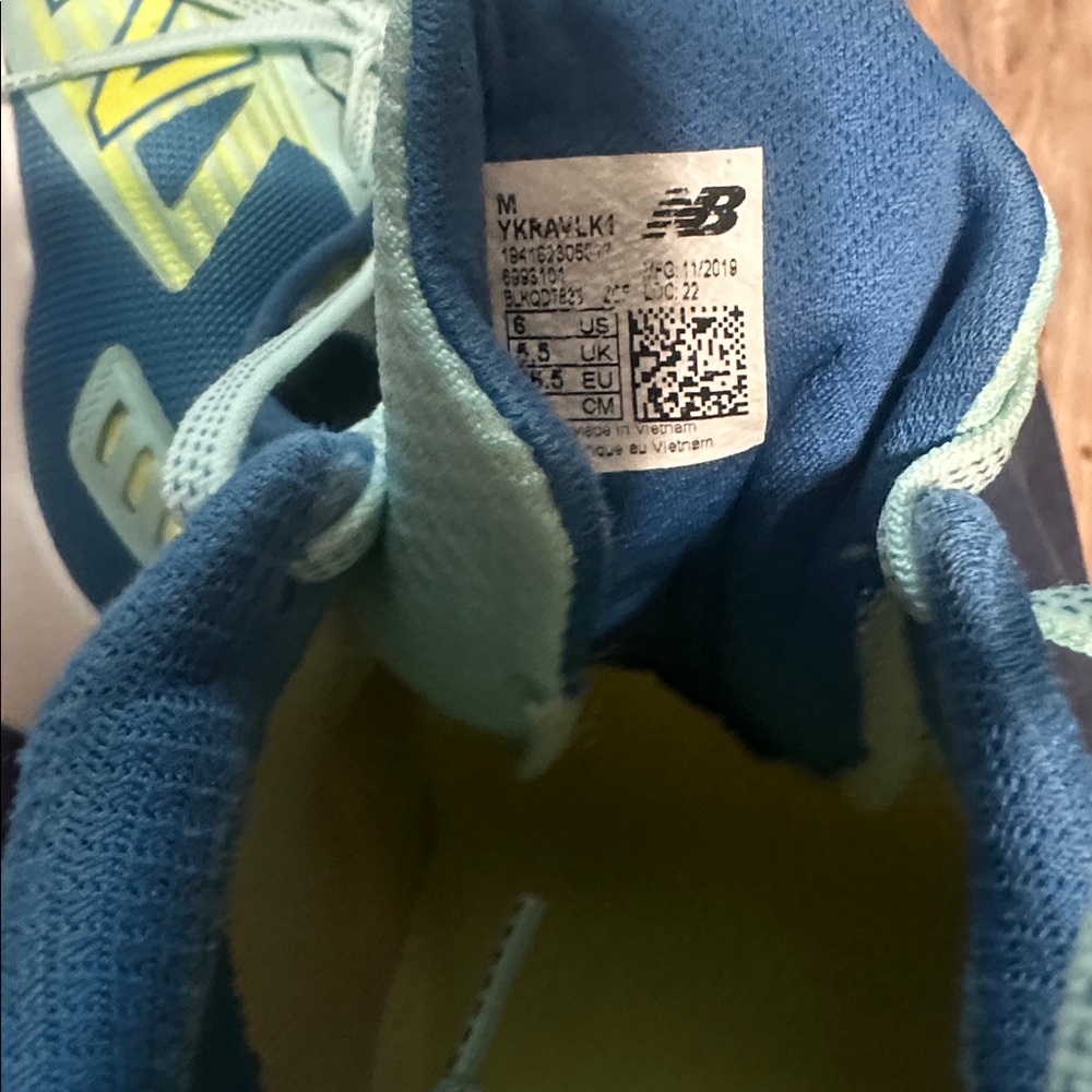Girls (big kid) New Balance rave run sneaker
Size 6 - Picture 8 of 8